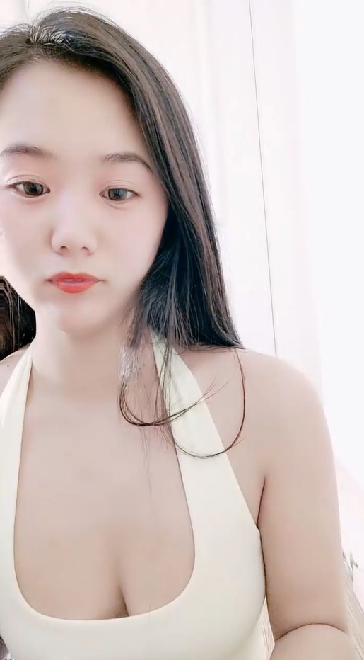 清秀新人妹纸小背心丁字裤玩诱惑！撩衣露奶扭腰揉乳，掰开多毛骚穴拍打特写，紧致小逼湿漉漉！