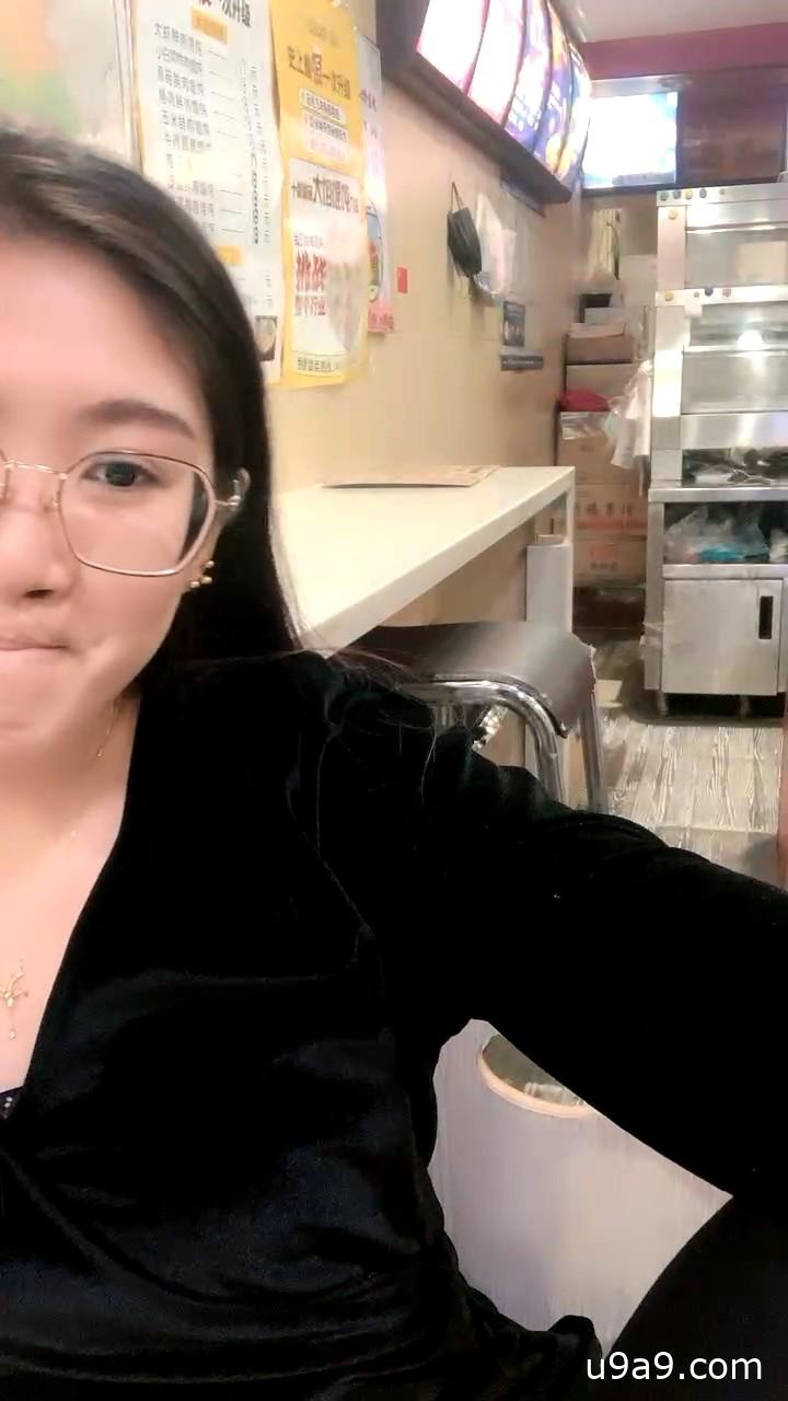 炸鸡店骚老板娘厨房偷欢！狼友远程指挥揉豪乳掰嫩穴，脱裤露逼求围观调教