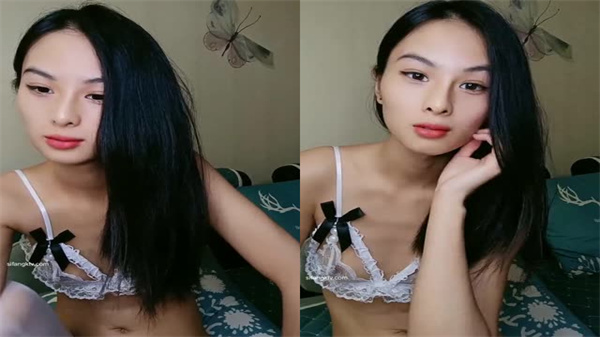 白丝贫乳痴女主动口交伺候，狼友激情上位骑乘操